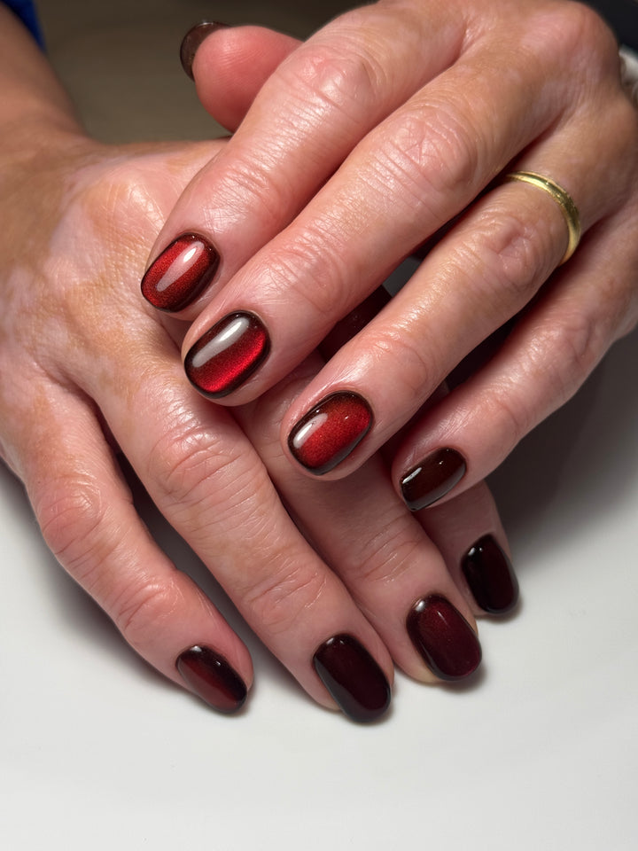 Scarlet Silk Cat Eye Powder